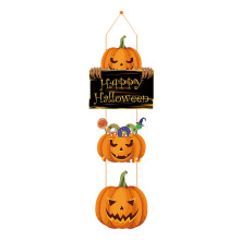Drewniany kapelusz czarownicy na drzwi wejściowe na Halloween, rustykalny ganek