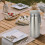 Jarra de acero inoxidable gris con tapa antiderrame. 3