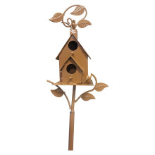 Retro houten vogelhuisje voor buiten in de tuin.
