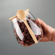 Transparent förvaringsburk i glas med sked och lock
