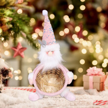 Kerstmandje met poppen, de kerstman en snoepversiering.