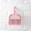 Mini balai et pelle de bureau rose 1