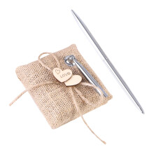 Rustikales Stifteset aus Jute für Hochzeitsgäste mit Halter