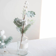 Decorațiuni de brad de Crăciun, fructe de pădure, conuri de pin, ilex