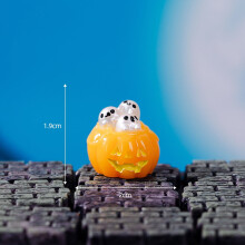 Halloween-Außendekorationen: leuchtender Geist und Kürbis