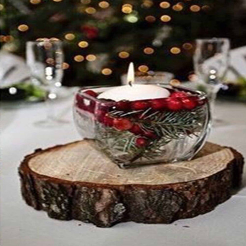 Handbemalte Weihnachtsdekoration aus einer Holzscheibe