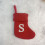 Gebreide kerstsok in rood en wit, klein, met initialen 2