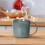 Caneca de café de cerâmica com esmalte degradê e alça ergonômica. 3