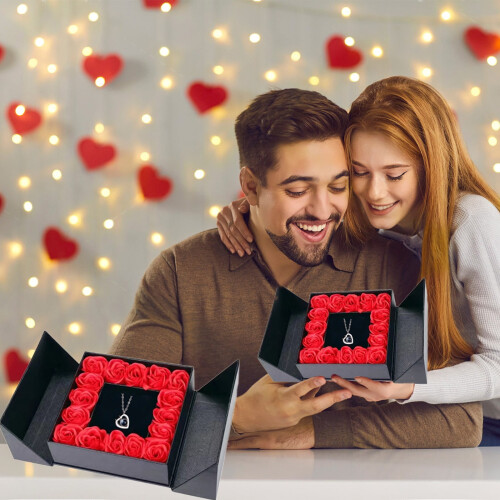Coffret cadeau Rose rouge préservée et collier « Je t'aime » 1