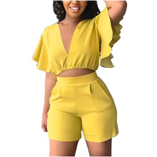 Completo da donna composto da top con scollo a V e volant e pantaloncini.