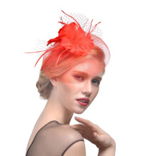 Chapeau bibi à fleurs et plumes pour femme, idéal pour un goûter.
