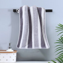 Serviette de bain en polaire corail – Grande rayée, 75 x 35 cm
