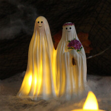 Ornement d'Halloween en résine représentant un couple de mariés fantômes avec lumières, en forme de fantôme, avec lumières.