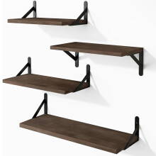 Houten zwevende planken voor aan de woonkamerwand