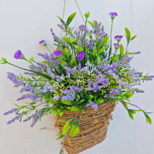 Couronne de porte de fleurs sauvages avec baies roses