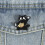 Hübsche Brosche „Black Puss Nipping Coffee“, niedliche 5