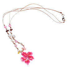 Stijlvolle kunststof bloemenketting met kralendetail.-Roze