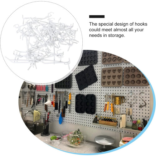Lot de 50 crochets robustes pour panneau perforé, idéaux pour l'organisation murale de garage. 1
