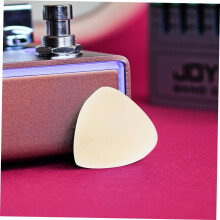3 púas de práctica para guitarra acústica hechas de material sintético resistente.