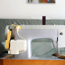 111-delige naaigarenset voor machinaal quilten, inclusief polyester spoelhouder en garenklosjes.