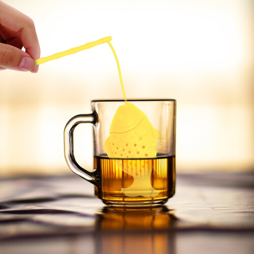 Fish-shaped silicone tea strainer with handle and lanyard 1 2