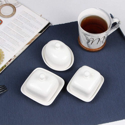 Beurrier en porcelaine blanche avec couvercle 1