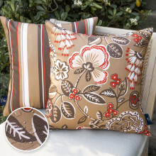 Waterdichte sierkussenhoes met bloemenprint voor buiten, lichtbruin van kleur.