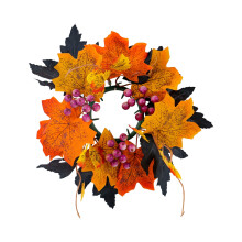 Halloween-kynttiläseppele vaahteranlehdellä ja ruusulla, työpöytä