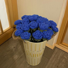 Bouquet de roses tricotées, décoration florale tissée à la main