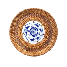 Dessous de verre ronds en porcelaine bleue et blanche et rotin (4 pièces)