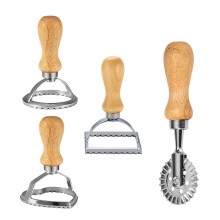 Juego de cortadores de galletas con rodillo de madera acanalado y cortador de empanadillas.