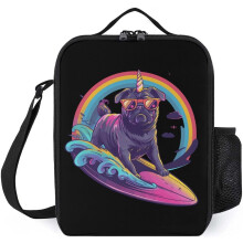 Lancheira térmica portátil com estampa divertida de unicórnio e pug surfando, com alça de ombro, ideal para trabalho e viagens.
