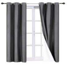 Cortina blackout com estampa sólida em tom carvão e ilhós, 94 x 214 cm.