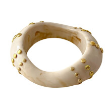 Trendy oversized harsarmband met abstracte vormen en-melk koffie