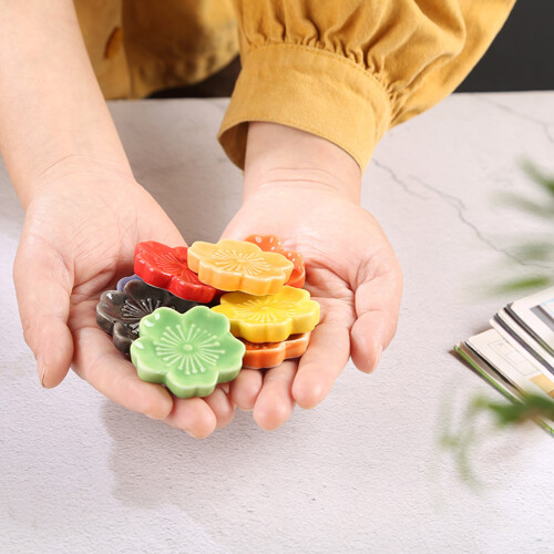 Sakura-shaped ceramic chopstick rest, 1 piece 2
