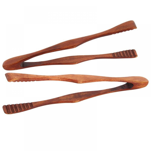 Pinça de madeira para churrasco, ideal para servir bife e pão.