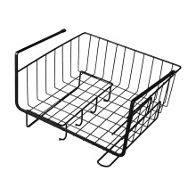Armario de cocina con estante para almacenamiento debajo del fregadero y espacio para colgar.