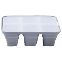Bandeja de hielo plegable de silicona gris con 6 compartimentos y tapa.