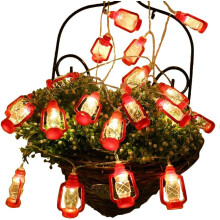Rode mini-kerosinelichtjes, karakteristiek design met warm wit licht, decoratief voor binnen- en buitenruimtes.