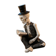 Kleine Skelettfigur mit Hut und Buch, Harzmodell,