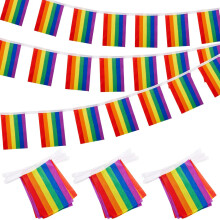 Bandeirinhas decorativas com as cores do arco-íris e as cores do Orgulho LGBTQIA+, em poliéster vibrante, perfeitas para decoração externa e