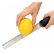Grattugia in acciaio inox con manico ergonomico, grattugia nera di alta qualità per limoni, formaggio, zenzero, aglio, agrumi, ecc.