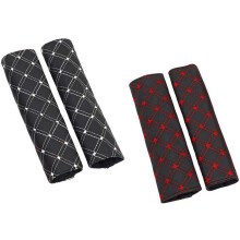 Lussuosi copricinture di sicurezza in pelle, eleganti decorazioni con strass impreziosiscono gli interni della tua auto, offrendo comfort e