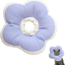 Paarse herstelkraag voor katten, honden en konijnen na een operatie om likken en bijten te voorkomen.