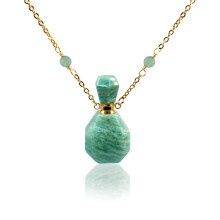 Parfumflesje als hanger aan een ketting, met een natuurlijke kristallen edelsteen voor ontspanning.