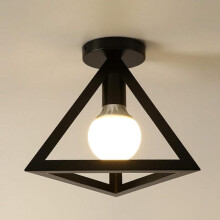 Plafonnier vintage industriel en forme de cage métallique triangulaire, luminaire décoratif pour loft, bureau ou café.