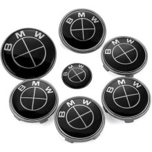 Kit 7 emblemi neri per auto, cofano e bagagliaio 74 mm, volante e 4 coprimozzi centrali, finitura elegante e resistente