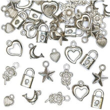 Set mit 90 silbernen Anhängern – ideal zum Basteln von Armbändern. Kreatives Bastelprojekt für Kinder.