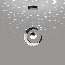 Lámpara colgante LED con proyección de luna y estrellas para niños, en negro y blanco frío, ideal para la habitación infantil.