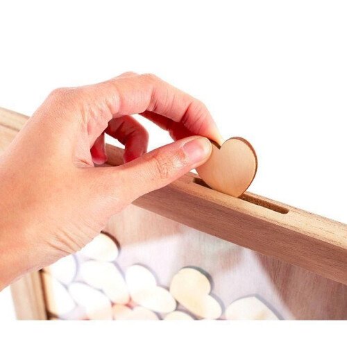 Hochzeitsidee: Bilderrahmen mit 100 Holzherzen 2